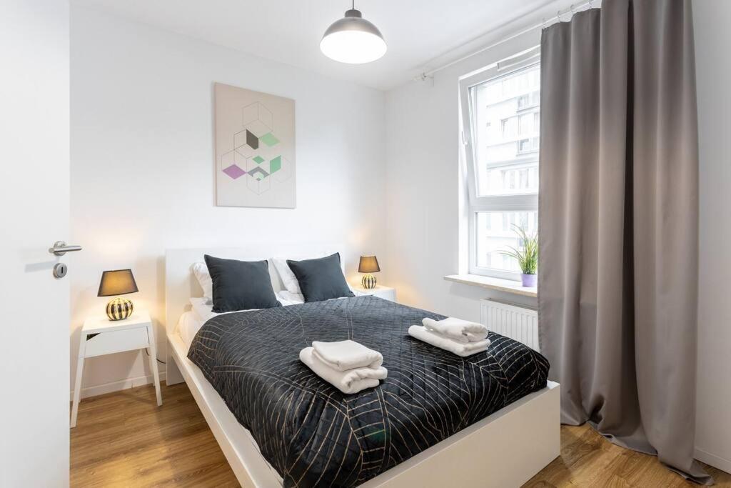Urban Chic - -cozy And Stylish - Rondo Onz - Pereca Apartment